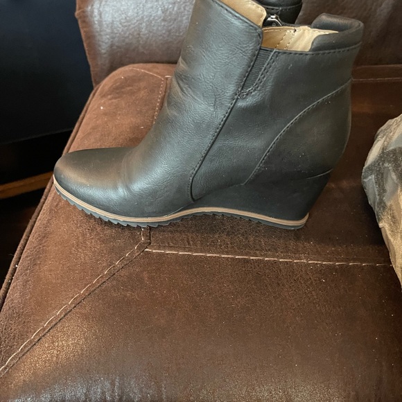 NATURALIZER “SOUL” WOMEN’S ANKLE BOOTS. BLACK IN COLOR, SUPER COMFY. - Picture 4 of 10